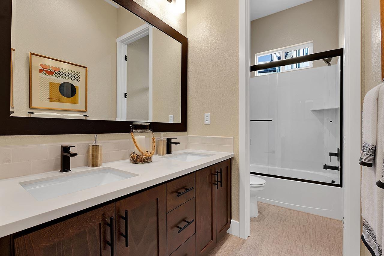 Kiper_SkyeAtRiverIslands_Res1-Bathroom2_7352-11x8_geo