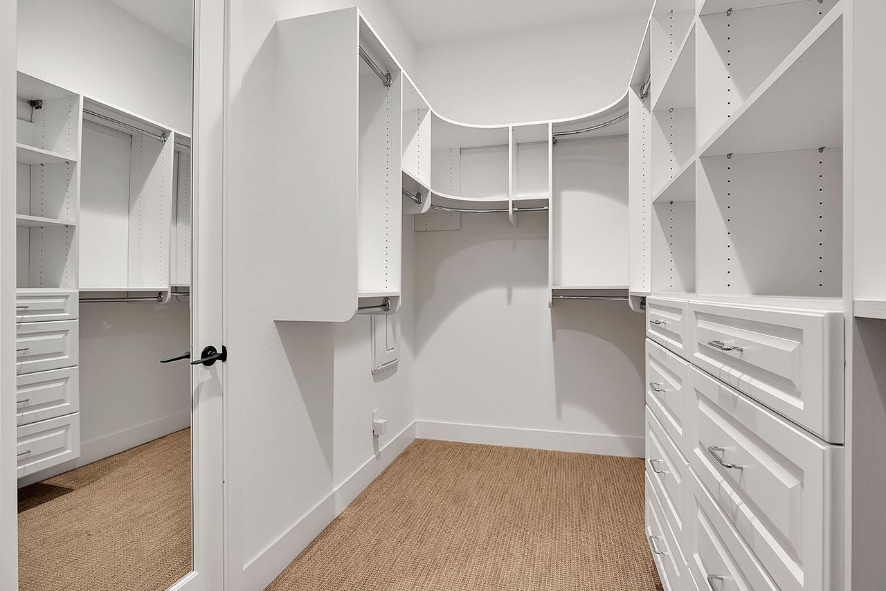 Kiper_SkyeAtRiverIslands_Res1-Closet_7374-11x8_geo