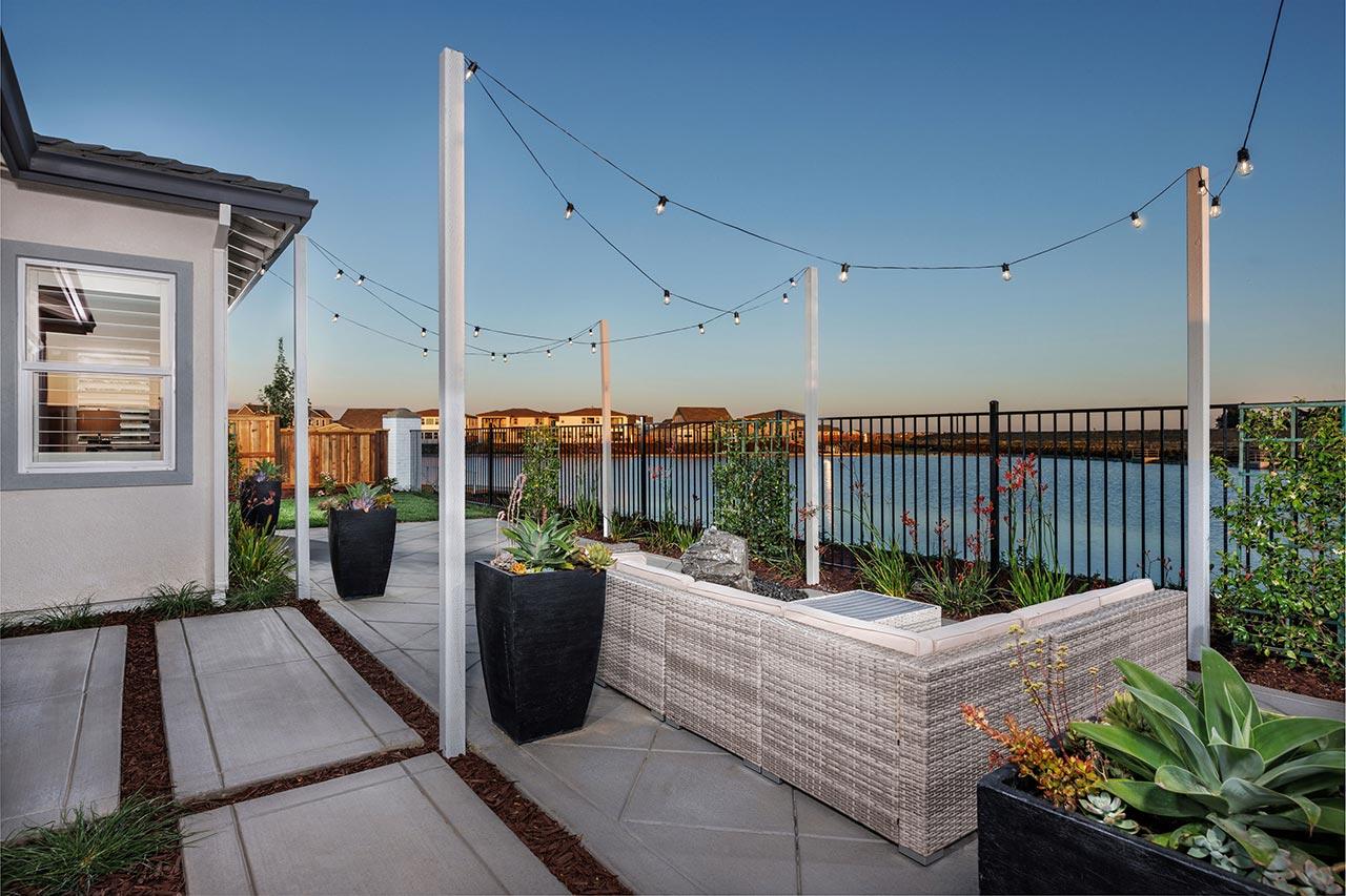 Kiper_SkyeAtRiverIslands_Res1-Patio-7753A-11x8_geo