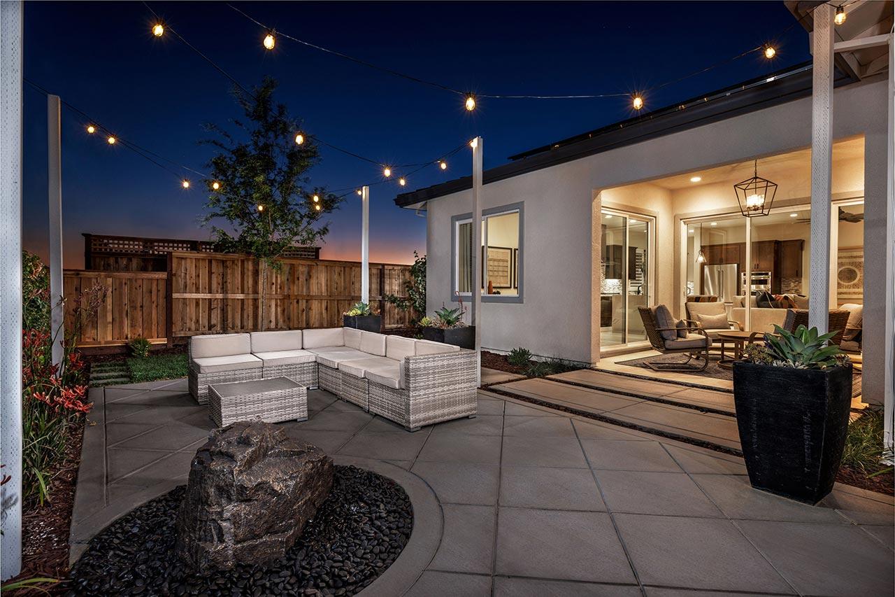 Kiper_SkyeAtRiverIslands_Res1-Patio2-7831b-11x8_geo