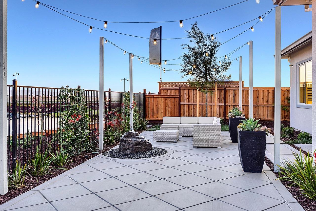 Kiper_SkyeAtRiverIslands_Res1-Patio_7806b-11x8_geo