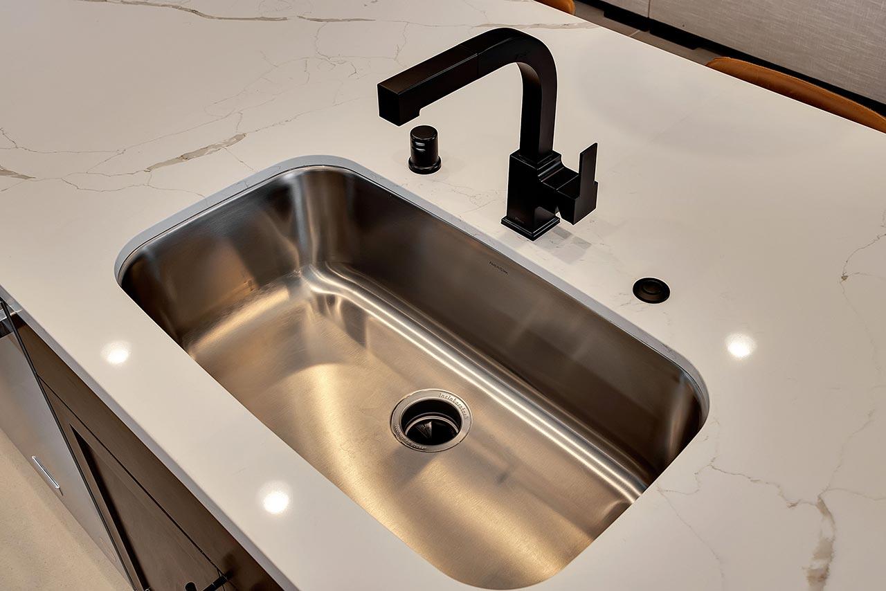 Kiper_SkyeAtRiverIslands_Res1-Sink_2814-11x8_geo