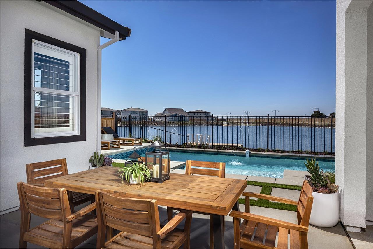 Kiper_SkyeAtRiverIslands_Res2-Patio_7999c-11x8_geo