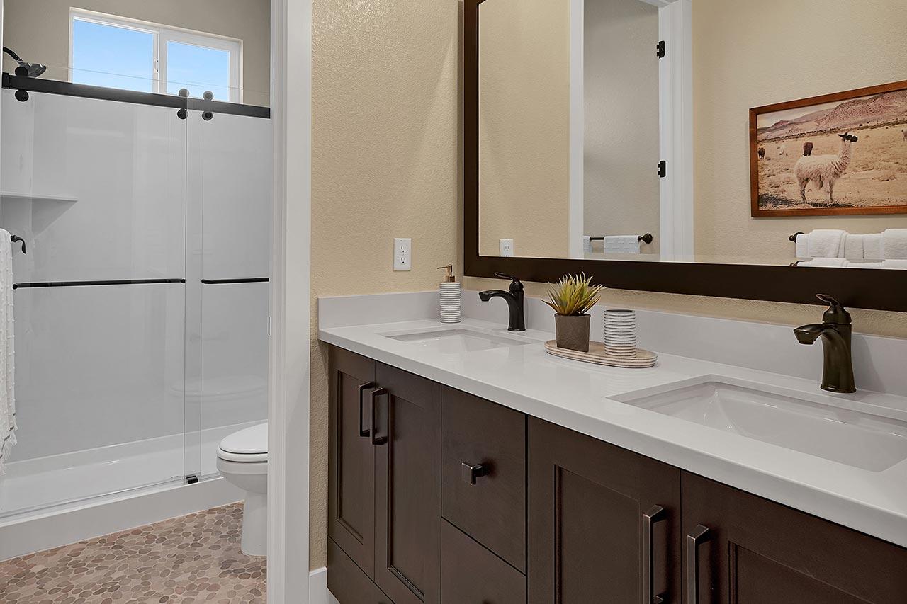 Kiper_SkyeAtRiverIslands_Res4-Bathroom_1099-11x8_geo