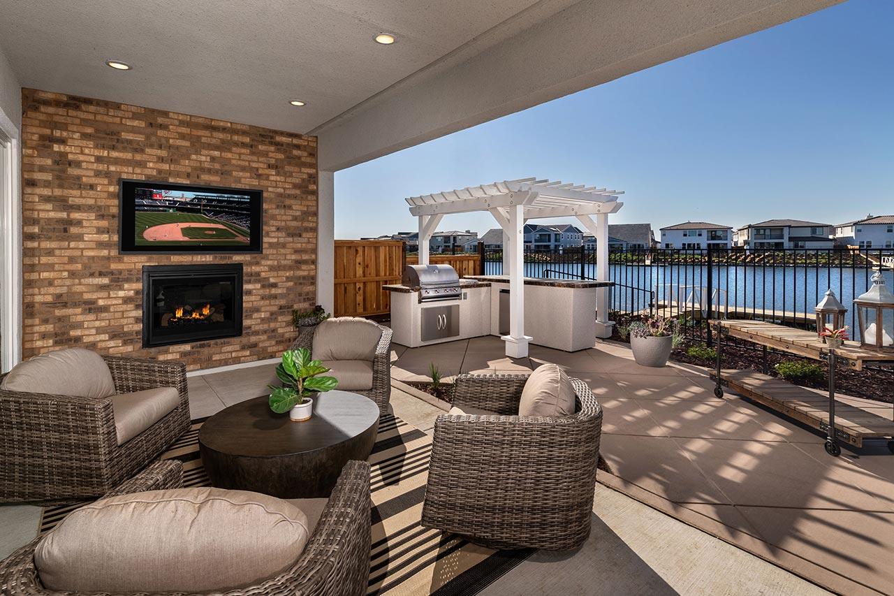 Kiper_SkyeAtRiverIslands_Res4-Patio2_1340a-11x8_geo